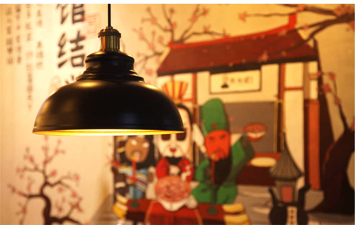 湛江在餐饮空间设计中，灯光设计起到什么作用呢？