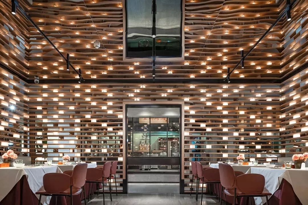 湛江大鸭梨烤鸭店以全新的餐饮空间设计，冲破品牌桎梏，重塑品牌形象